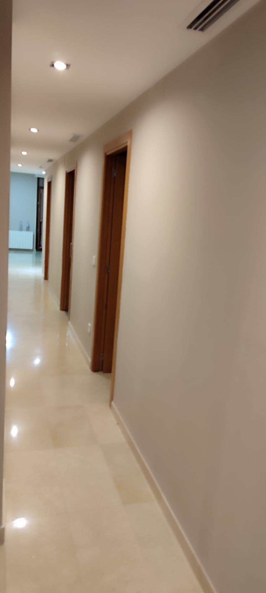 Pasillo pintado en color beige