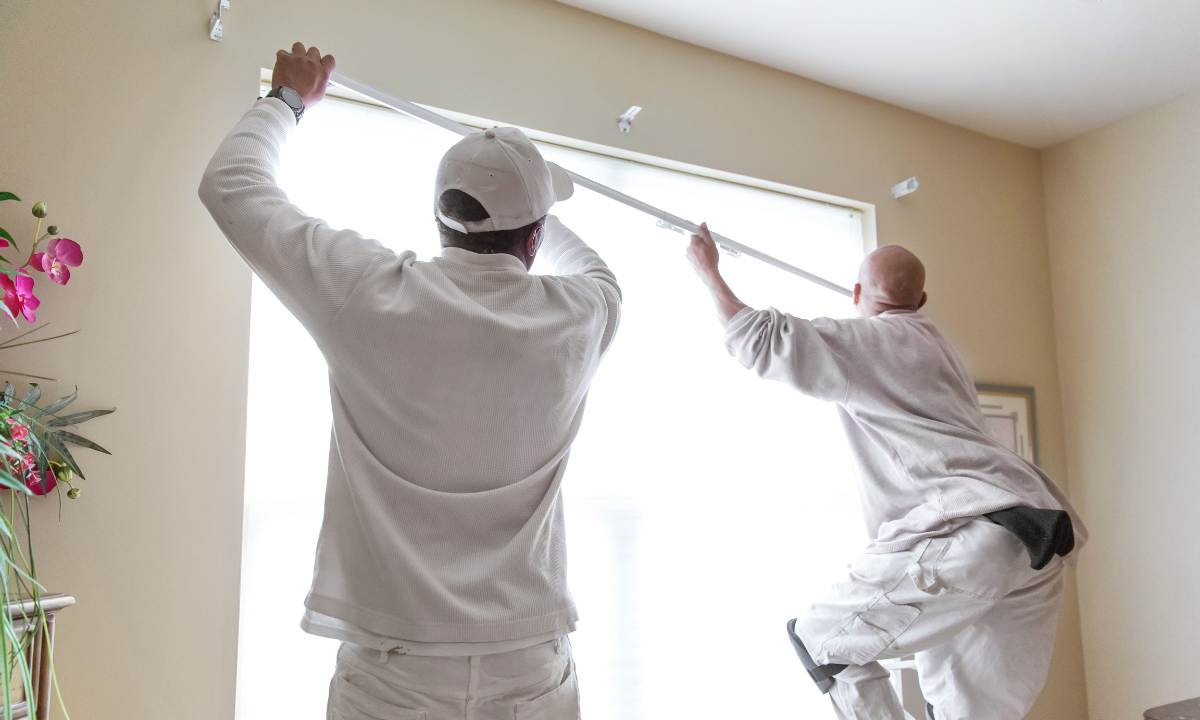 Pintores profesionales pintando el interior de una vivienda